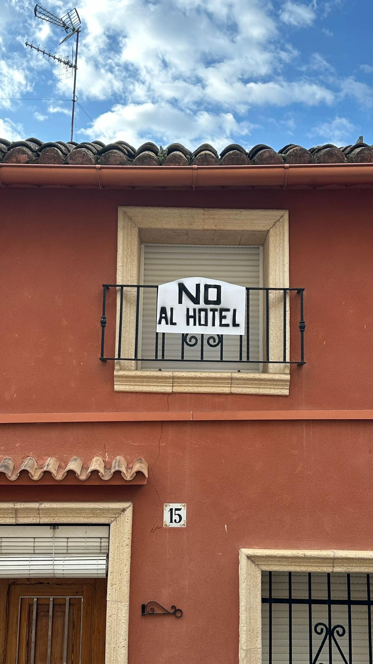 Carteles de rechazo al hotel en Castellonet de la Conquesta.