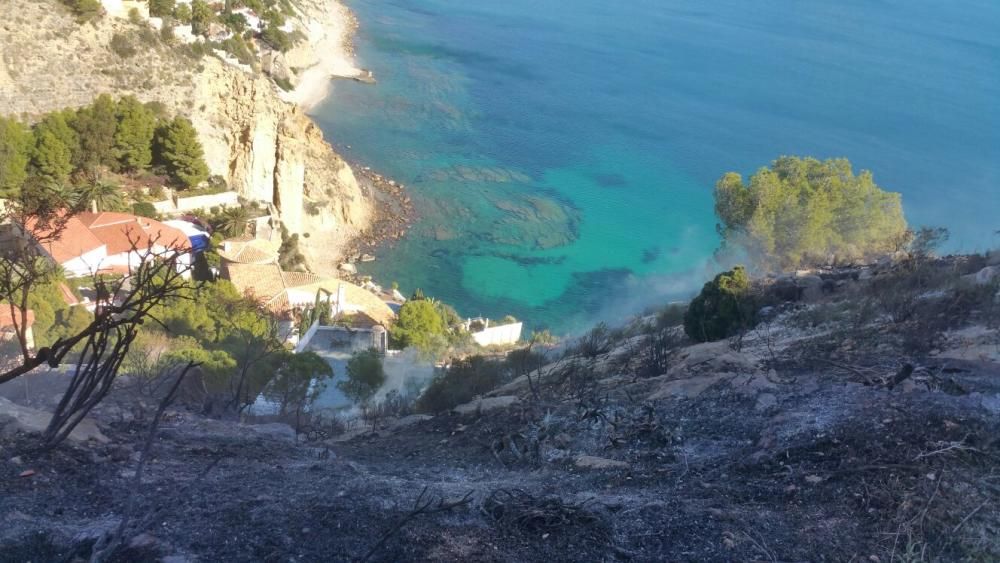 Vista del incendio forestal declarado hoy junto a la Urbanización Maravilla de Calp.