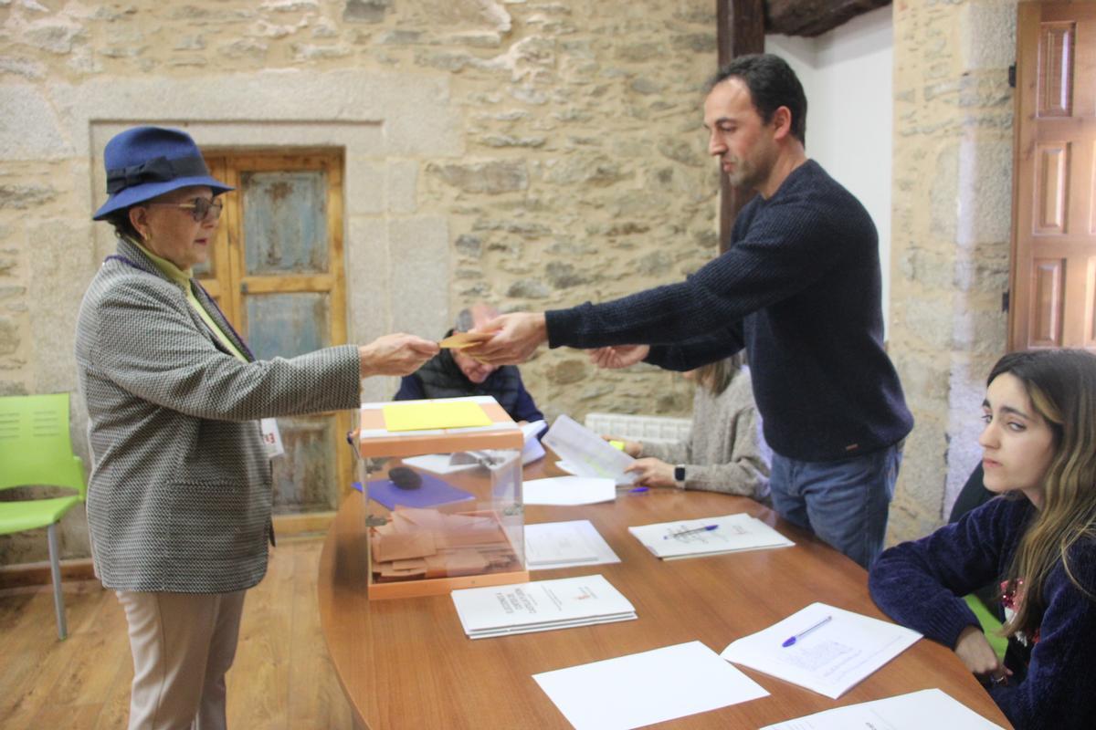 GALERÍA | Los vecinos de Sanabria acuden a la cita con las urnas