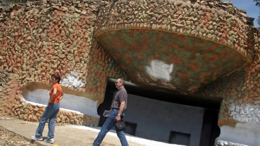 Visitans davant d’un dels búnquers desmilitaritzats. | EMPORDÀ