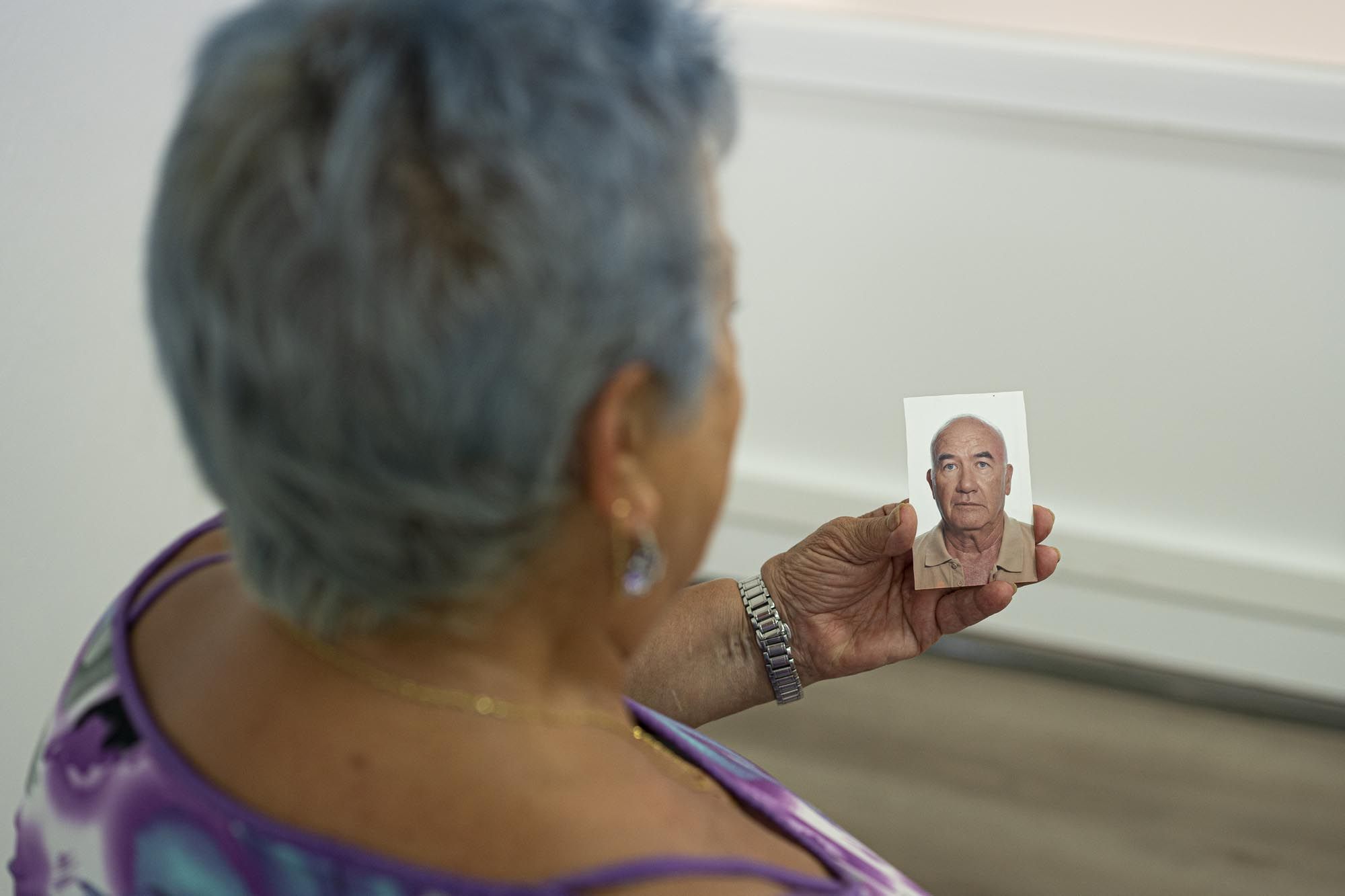 Isabel Gómez Suau muestra una foto de su marido José Carlos Valencia.