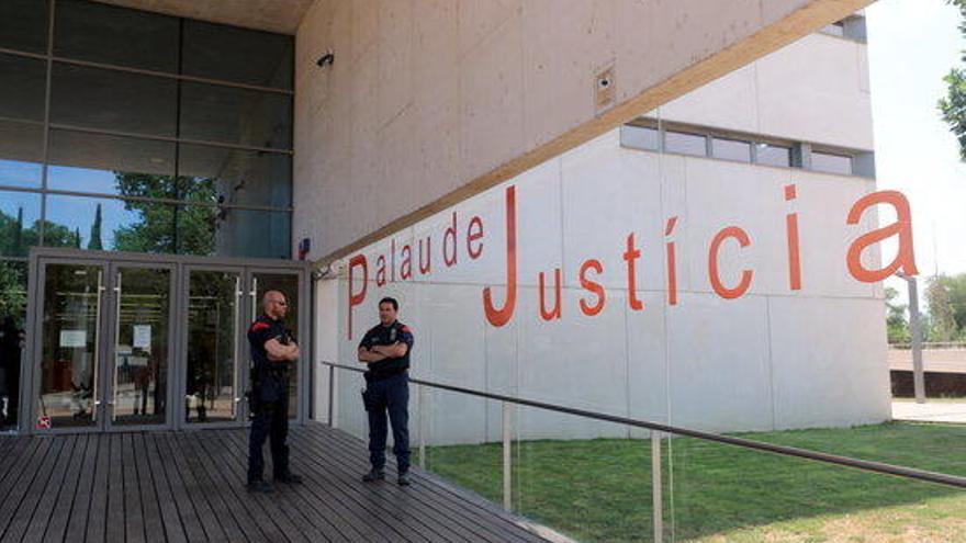 Agents dels Mossos d&#039;Esquadra custodiant l&#039;entrada al Palau de Justícia de Girona