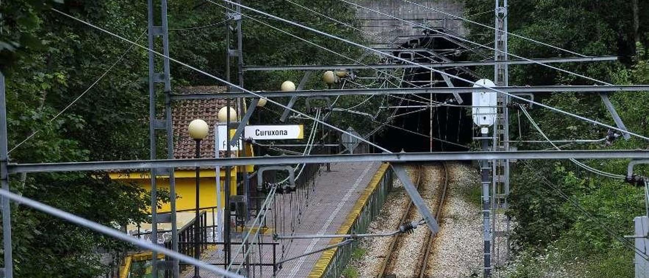 El túnel cuya reforma obliga a cortar tres meses la línea de Laviana-Gijón, a la altura de Carbayín.