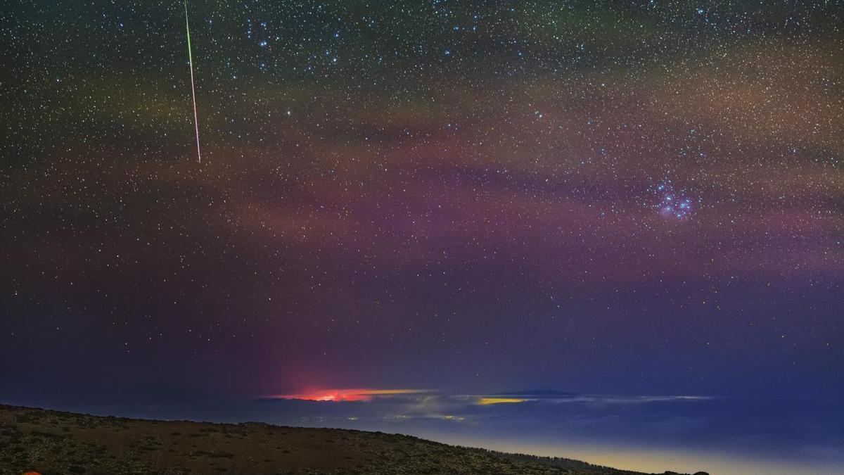 Un meteoro de las Gemínidas captado el pasado año con el volcán de La Palma de fondo.