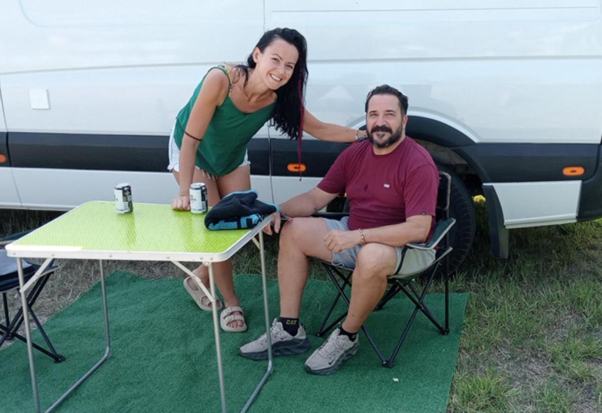 Diego y Lucía, de Toledo, en la zona de caravanas del Mediterránea de Gandia
