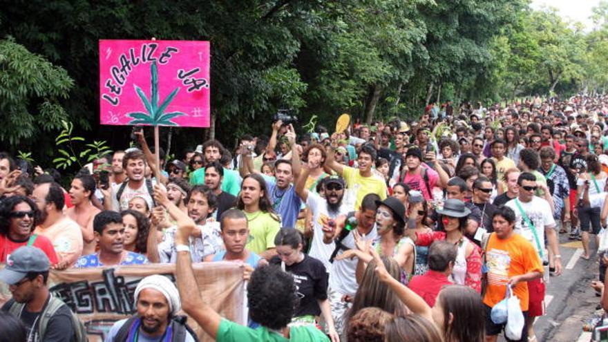 Manifestantes hacen una marcha en favor de la legalización de la marihuana, en el Foro Social Mundial, que se lleva a cabo en Belém, norte de Brasil.