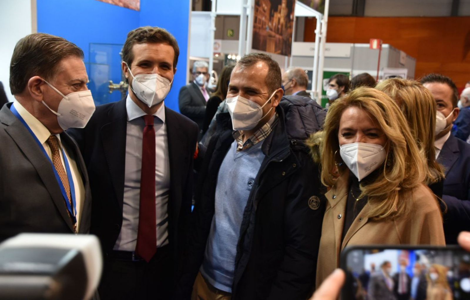 El presidente del PP, Pablo Casado, con Canteli (a la izquierda), el alcalde de Cangas de Onís, José Manuel González Castro, y la presidenta del PP asturiano, Teresa Mallada. | LNE