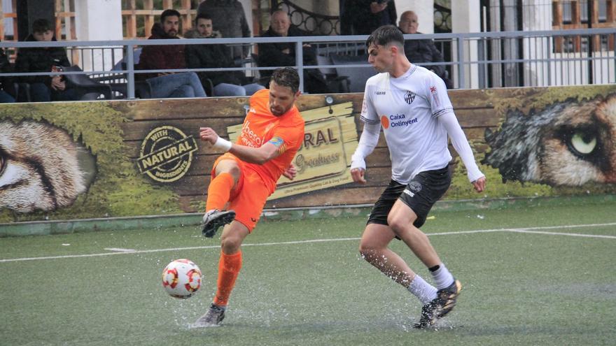 Un derbi pasado por agua con victoria para el Ontinyent ante el Atzeneta