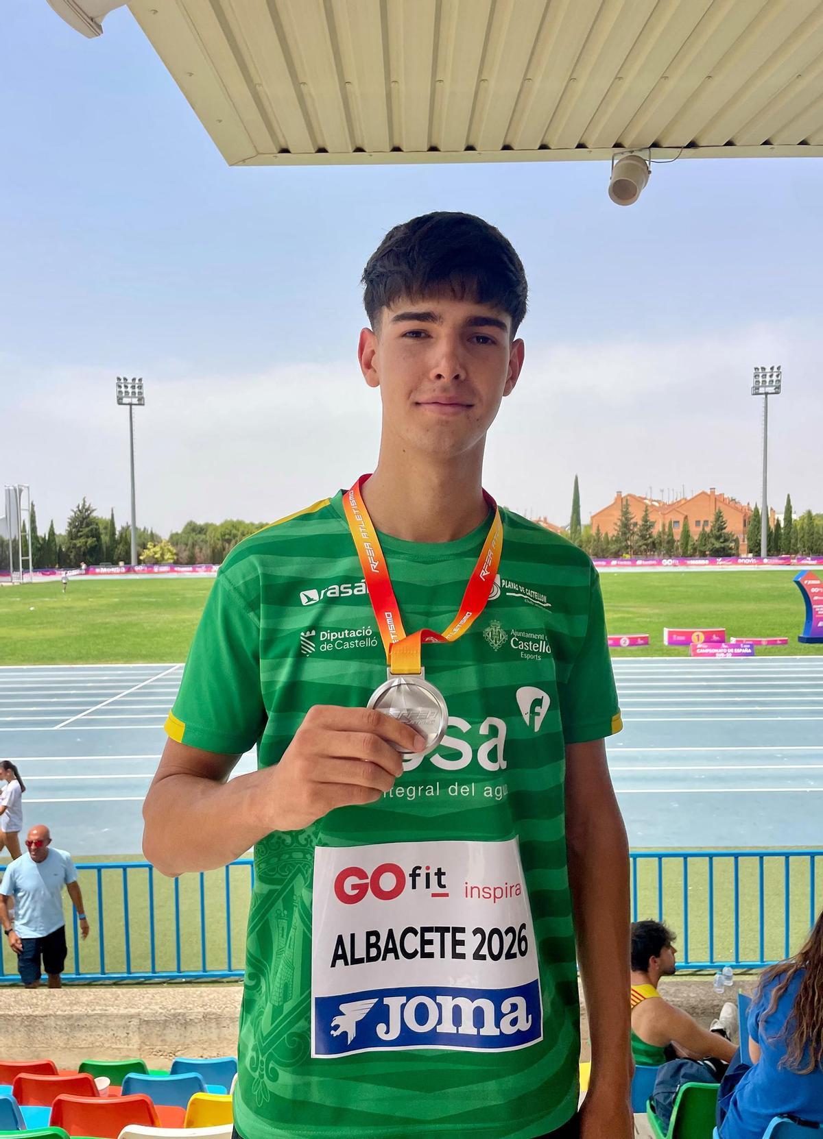 brilló en los 110 metros vallas deteniendo el crono en unos fantásticos 13,79 segundos, lo que supone su mejor marca personal (MMP) y le valió la medalla de plata.