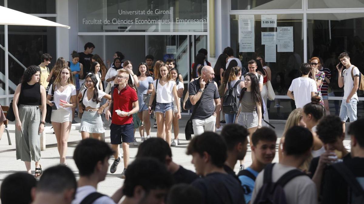 Els estudiants, ahir a les portes de la Facultat de Ciències Econòmiques i Empresarials de la UdG