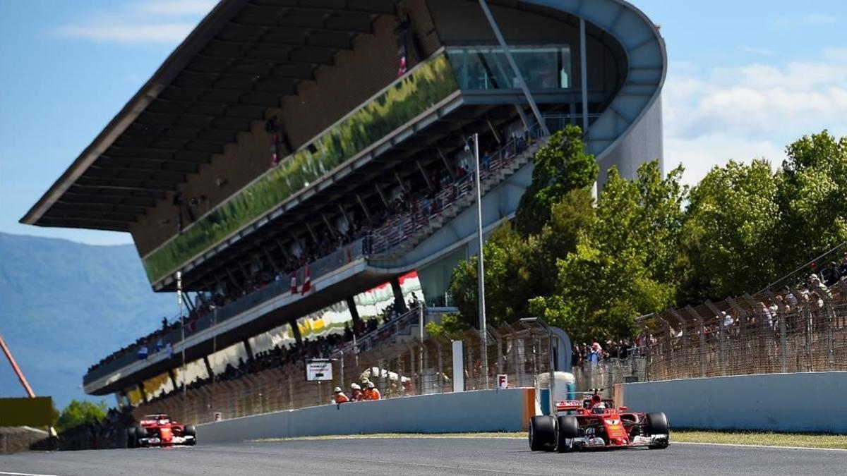 Vettel y Raikkonen pasan frente a la tribuna principal de Montmeló.