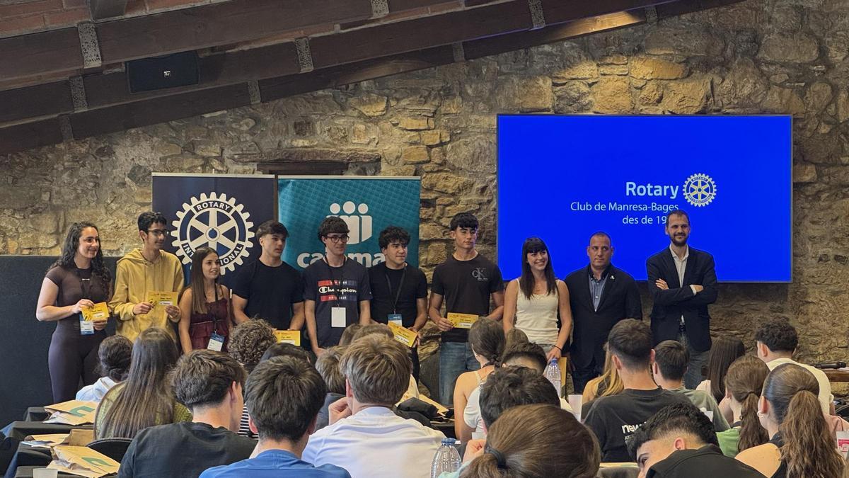 Els 8 guanyadors de "Protagonistes el demà" amb el president i un representant del Cajamar