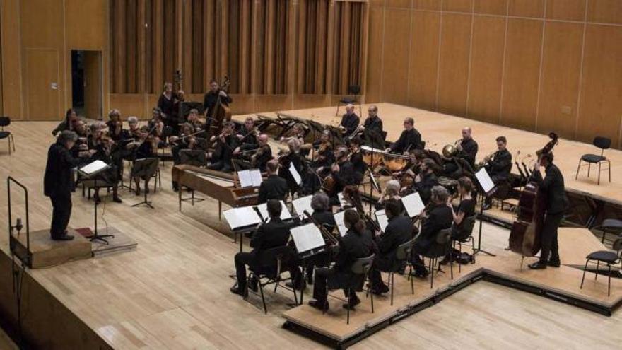 El maestro René Jacobs, al frente de la Orquesta Barroca de Friburgo, interpretando la obertura de &quot;Don Giovanni&quot;, ayer, en el Auditorio.