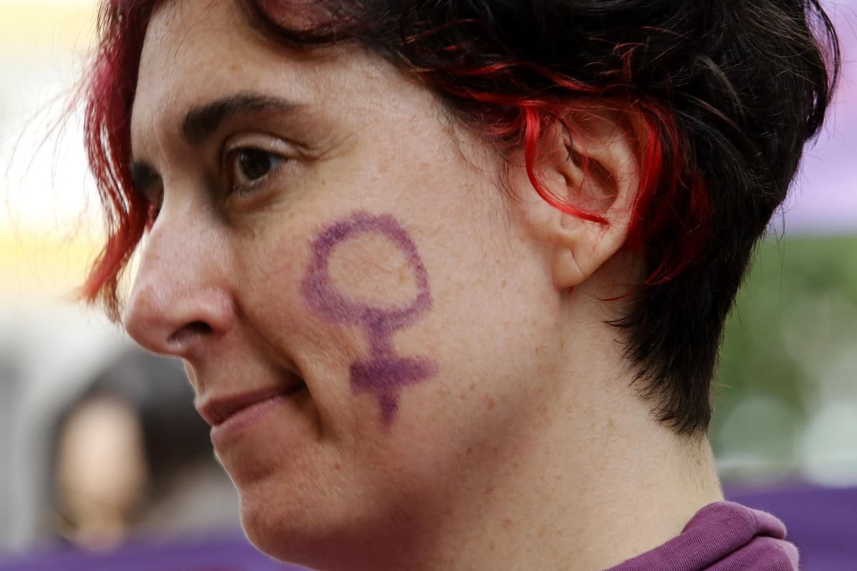 Centenares de mujeres de distintos colectivos llevan sus reivindicaciones a Colón