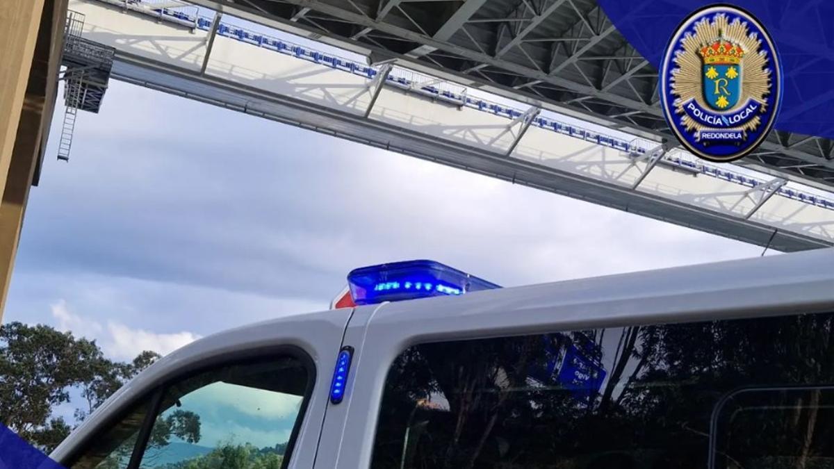 El vehículo policial ante el puente de Rande. / Policía Local de Redondela