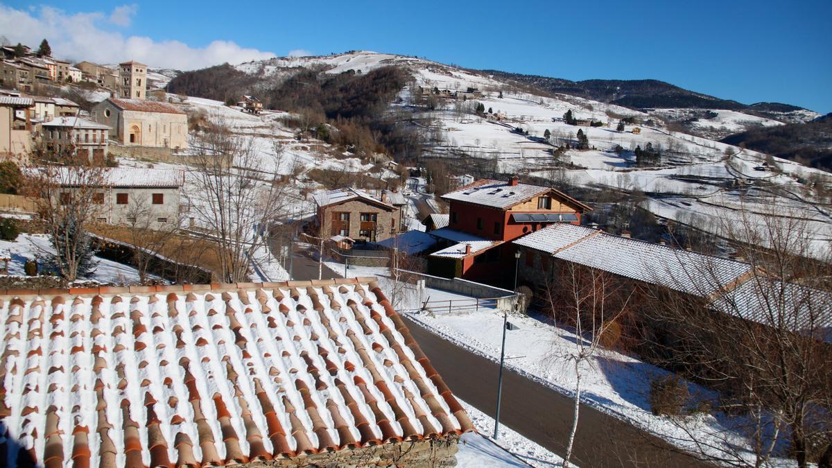 Teulades nevades a Molló, en una foto d'arxiu.