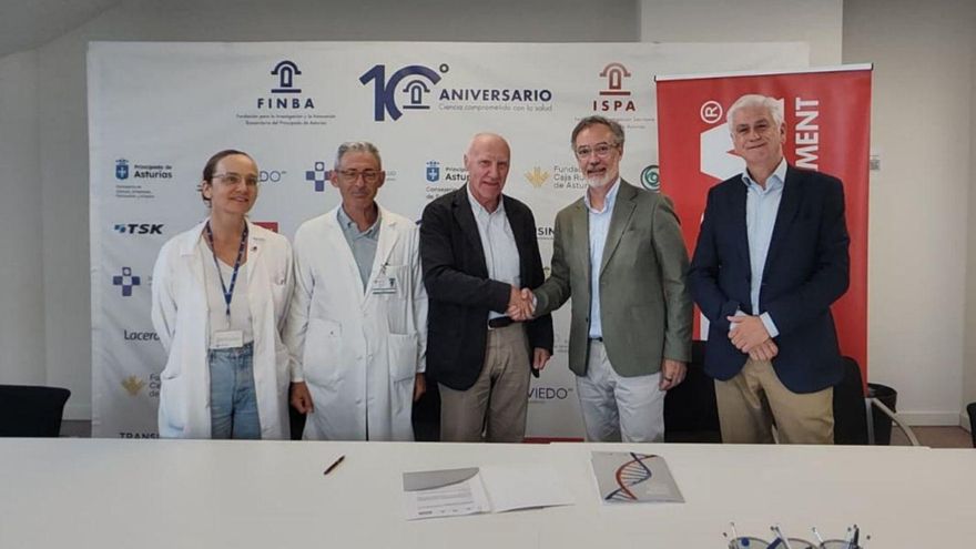 Faustino Blanco y Carlos Pinto se dan la mano tras la firma del acuerdo. | LNE
