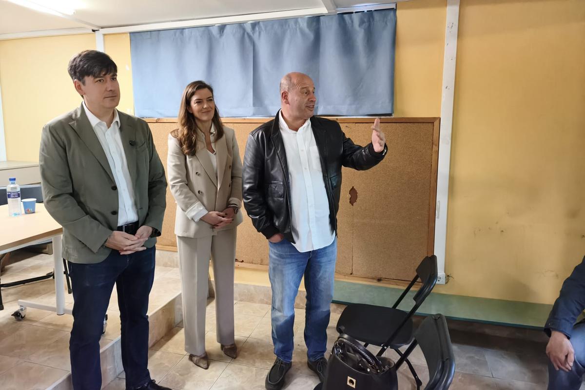 El consejero de Ciencia, Industria y Empleo, Borja Sánchez; la directora gerente del Sepepa, Begoña López, y el alcalde de Aller, Juan Carlos Iglesias, en el Centro Público de Educación Básica Cabañaquinta durante la presentación del Programa DIES de Orientación Laboral.