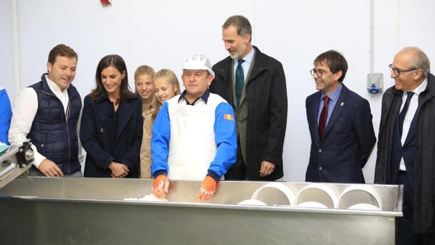 Queso, pote y cabritu: Este ha sido el menú que han degustado los Reyes con los vecinos de Asiegu