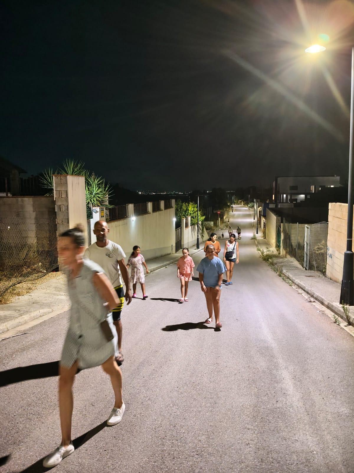 Las calles de la urbanización ganan seguridad y color con el alumbrado público, dicen los residentes.