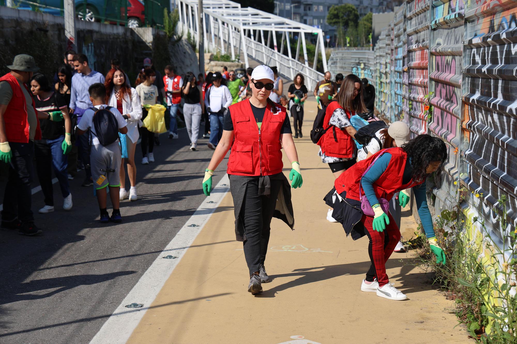 Voluntarios de Cruz Roja recogen basura en la Vía Verde