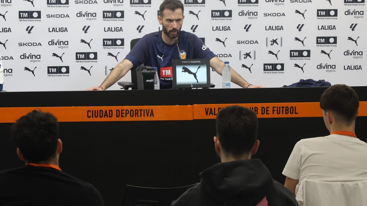 Carlos Corberán en la rueda de prensa previa al partido contra el Sevilla FC