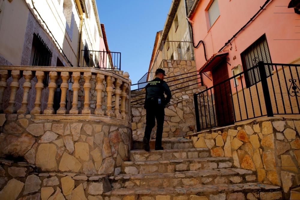 Un Guardia Civil custodia la casa donde se habría producido el crimen