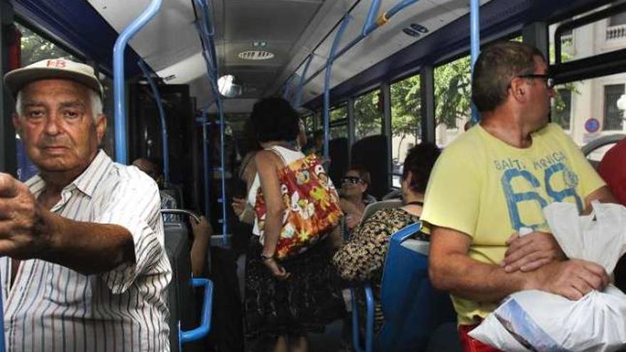 Interior de uno de los autobuses con destino a la playa, los que más pasajeros tranportan.