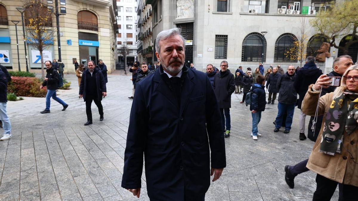 Azcó, este sábado, a su llegada al funera en Santa Engracia por los dos montañeros fallecidos en Panticosa.