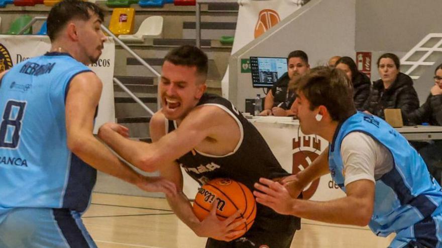 Castaño tratando de superar la defensa lucense. |  Iñaki Abella