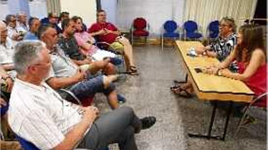 Les dues regidores, Sílvia Comas i Sandra Pibernat, en l&#039;assemblea.