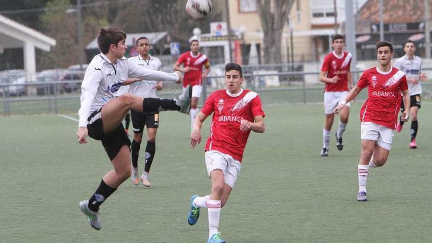 Una disputa en el partido de ayer en Oira. // Iñaki Osorio