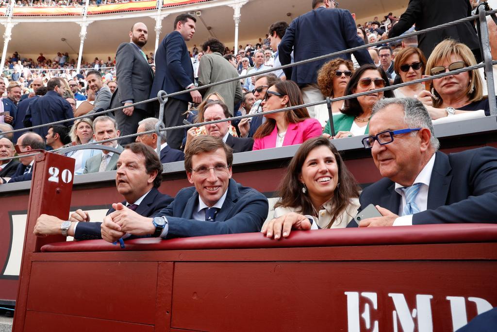 José Luis Martínez Almeida y Teresa Urquijo y Moreno asisten a una corrida de toros en Madrid.