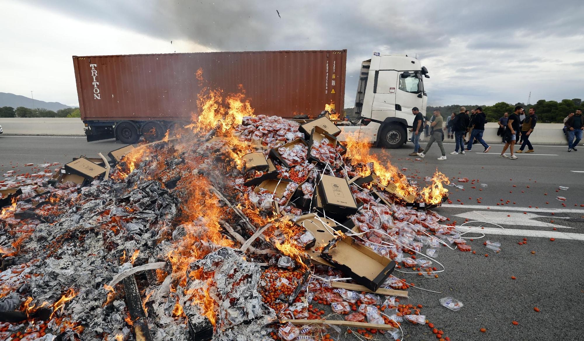 Tallada l'autopista a la frontera per una manifestació de viticultors a l'A-9 al Voló