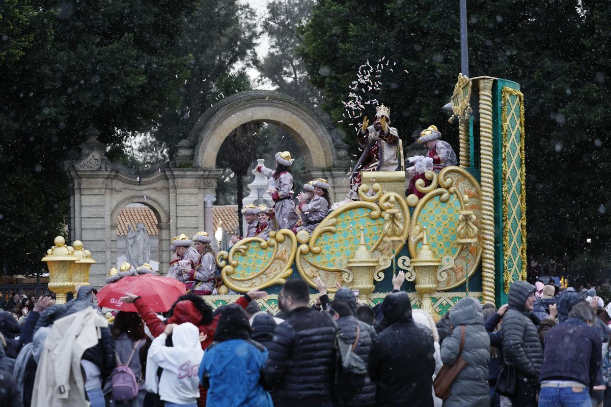 Un momento de la cabalgata con la que los Reyes Magos han anunciado su llegada a Sevilla.