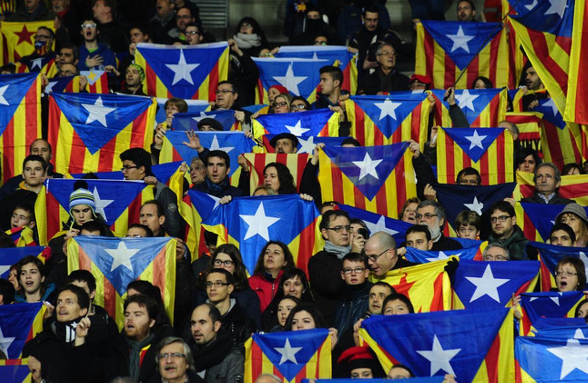 Centenars d’estelades a l’estadi Lluís Companys de Barcelona, el 30 de desembre.
