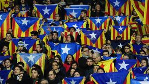 Cientos de ’estelades’ en el estadio Lluís Companys de Barcelona, el pasado 30 de diciembre.