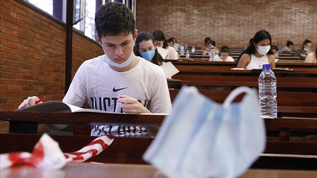 Un joven se ha quitado la mascarilla, al inicio del examen.