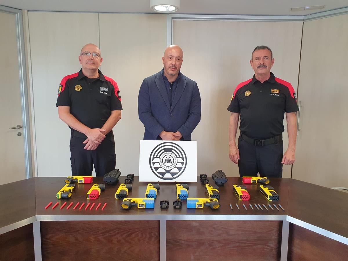 Entrega de pistolas táser a la Policía Autonómica.