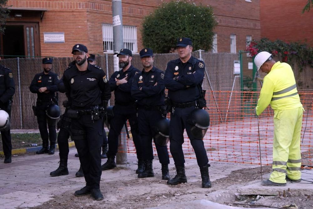 Una nueva zanja en las obras del AVE vuelve a reunir a los vecinos en las vías