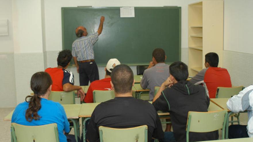 Un profesor de FP impartiendo clases en el aula.