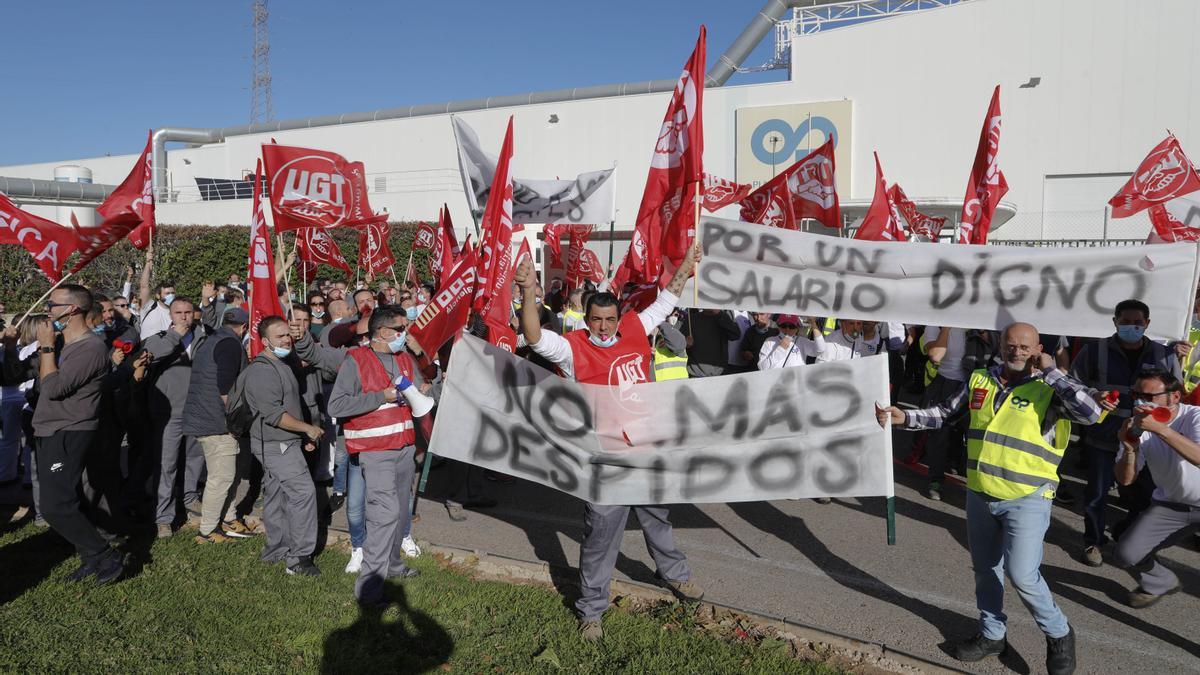 Proresta de los trabajadores de Plastic Omnium en Almussafes.