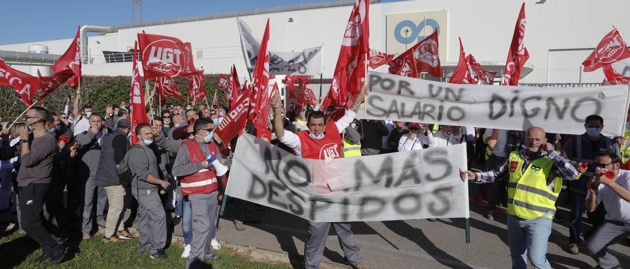 Protesta de los trabajadores de Plastic Omnium, en Almussafes.