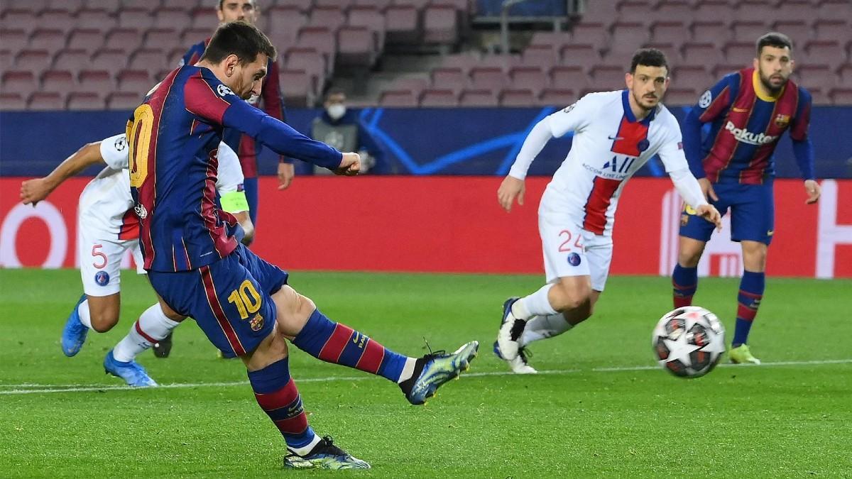 Leo Messi en el lanzamiento del penalti que ha supuesto el 1-0 del partido