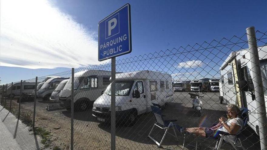 El ‘lleno’ en los párkings de autocaravanas de Castelló las desvía a zonas vetadas de Benicàssim
