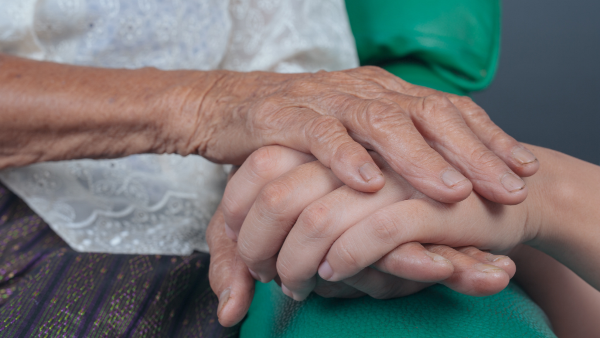 Manos de una anciana y una joven