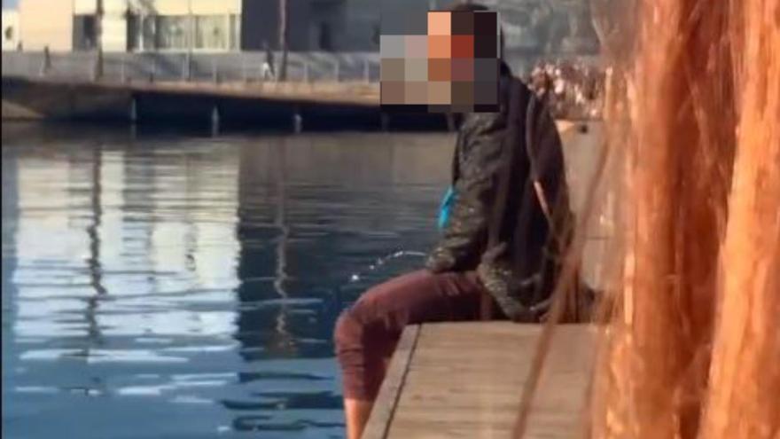 &quot;Simplemente, Alicante&quot; el polémico vídeo de un hombre orinando en el Puerto se hace viral