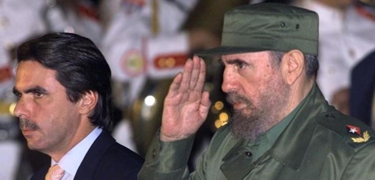 José María Aznar junto a Fidel Castro.