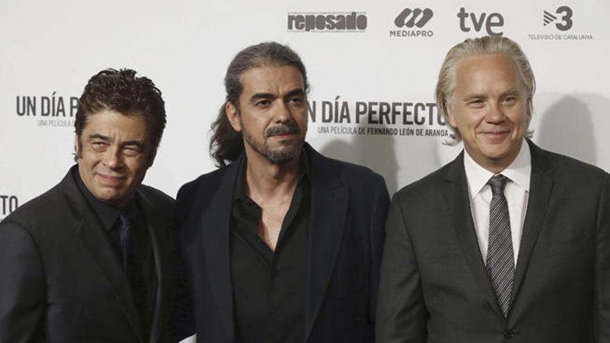 De izquierda a derecha, Benicio del Toro, Fernando León y Tim Robbins, ayer en Madrid.