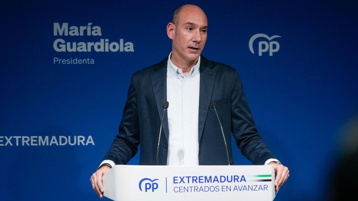 El portavoz del PP de Extremadura, José Ángel Sánchez Juliá, en rueda de prensa